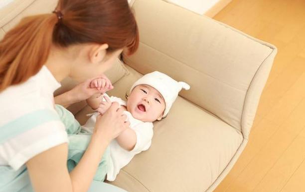 小孩吃手怎么正确引导,宝宝口欲期吃手怎么办