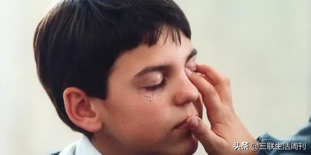 做过十几次全麻手术，视力消失仅有光感，爱好是台风夜追着风：盲童雨鑫和他母亲的求学之路