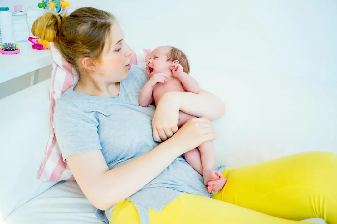 产后含胸驼背能纠正吗,产后脖子后背发凉不舒服怎么办