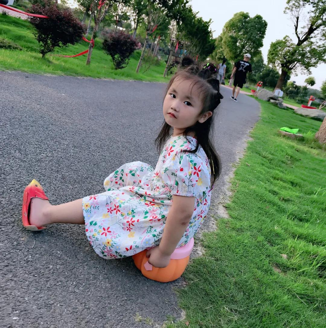 7岁孩子暑假在家光玩手机怎么办,现在孩子们暑假不出门天天玩手机