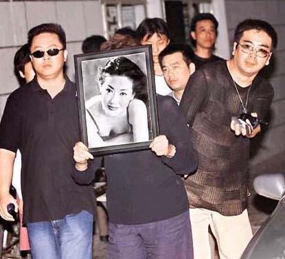 陈宝莲：留下满月的儿子，从24楼纵身跳下，是谁把她逼上了绝路？