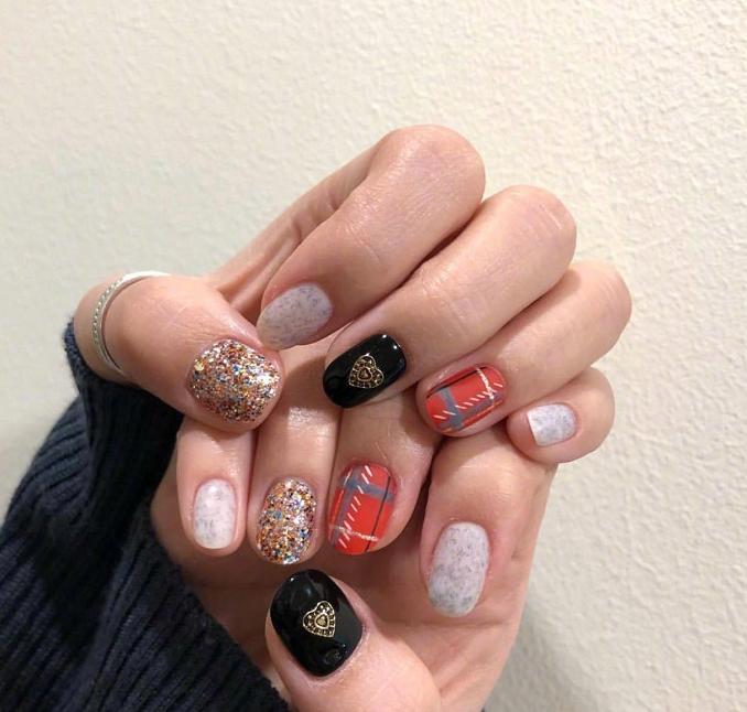 万能的亮片美甲不仅让你的指尖更出众,还会让你拥有好心情哦!