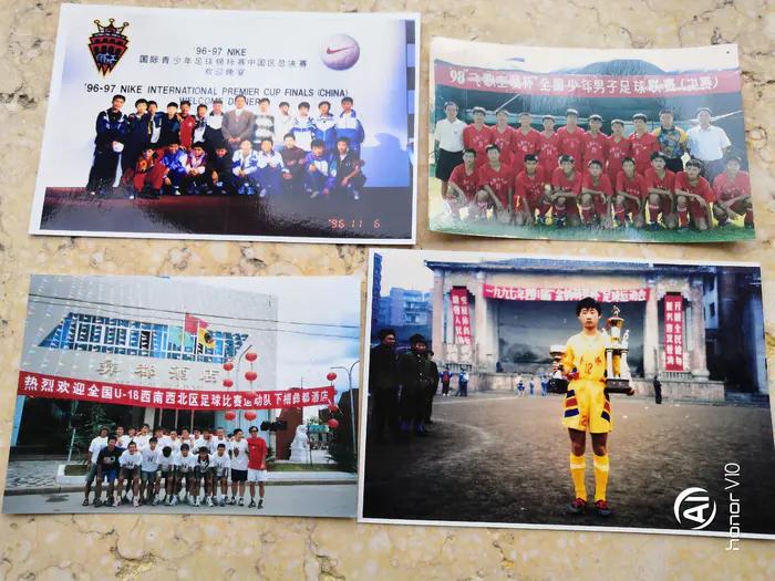 小孩儿在篮球场上踢足球,孩子体育场踢足球