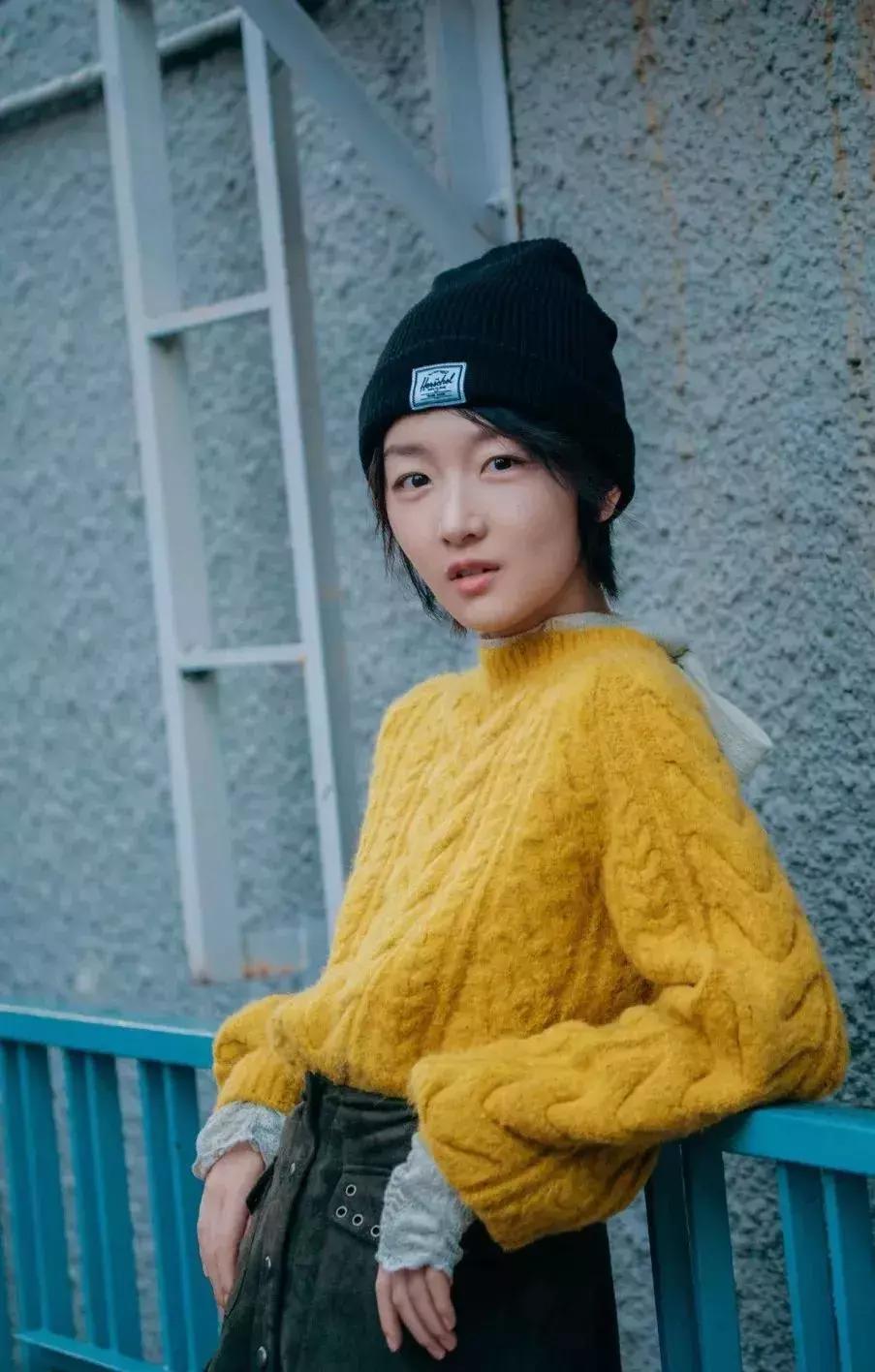 帽子围巾一体的戴起来很暖和,帽子围巾好时髦