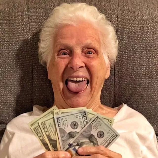 93岁奶奶恶搞27岁孙子,一夜爆红!1300万网友围观:奶奶太坑了