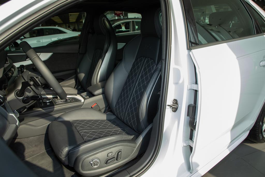 50万以内的性能车，兼顾科技感与舒适性，奥迪S4简评