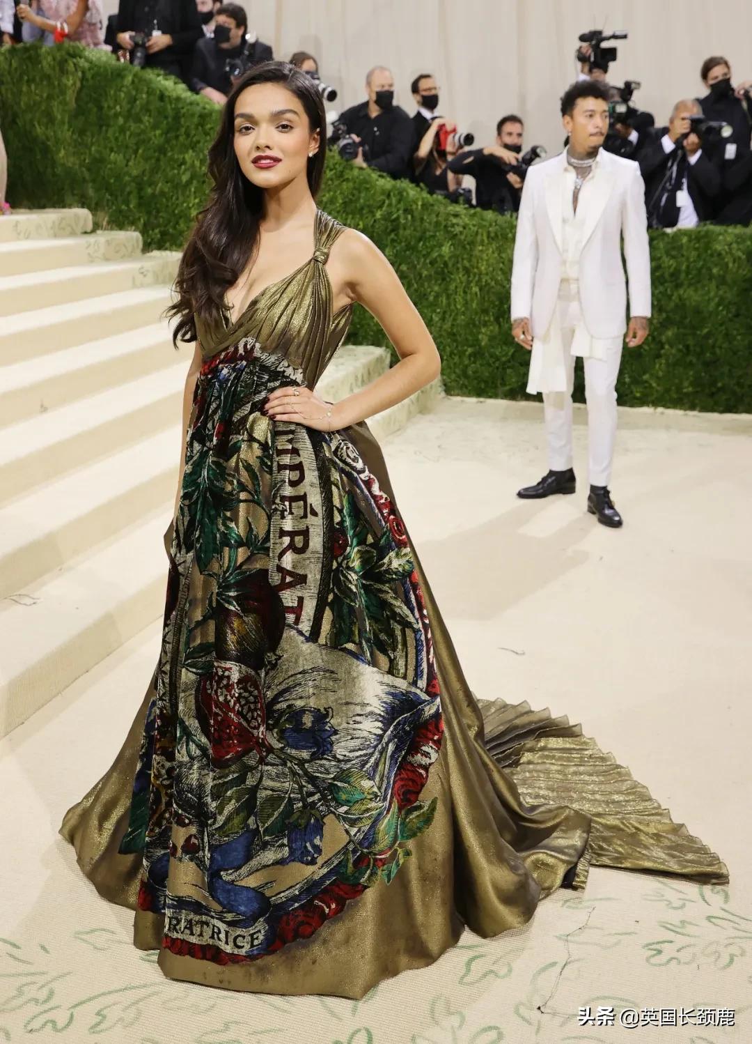 卡戴珊化身摄魂怪、碧梨赛白雪公主...今年METGALA妖魔鬼怪再出洞