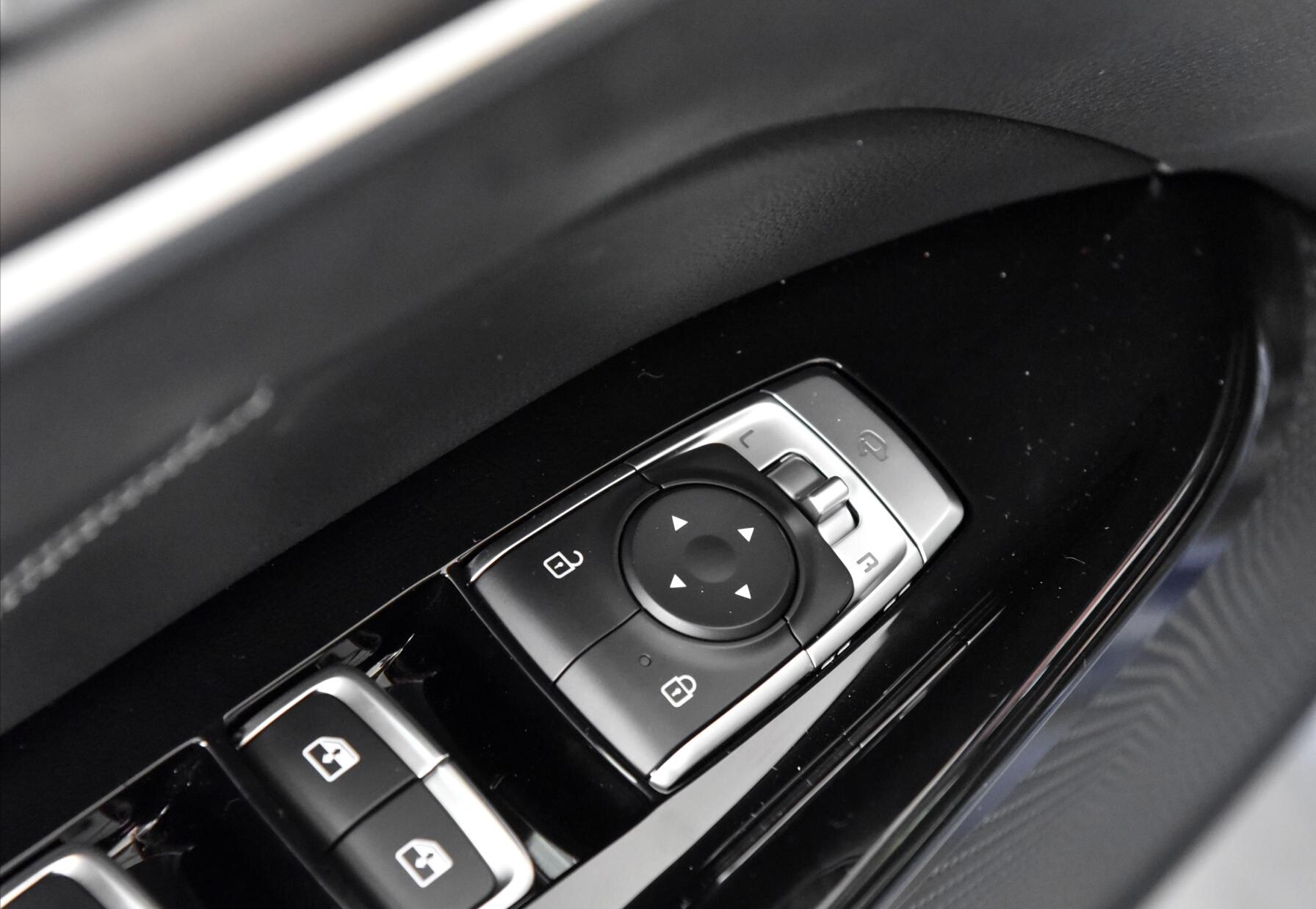 最新款起亚k5最低配,雅阁与起亚k5