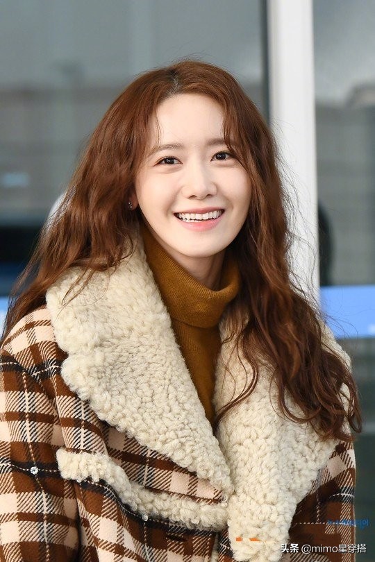 林允儿羊羔毛外套短裙,林允儿身穿上万毛衣