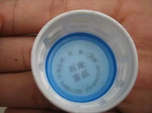 塑料瓶盖怎么做出来的,塑料瓶盖怎么弄一个小洞