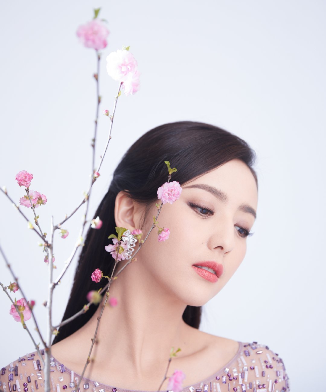 佟丽娅粉色抹胸礼服,佟丽娅在电视剧穿旗袍