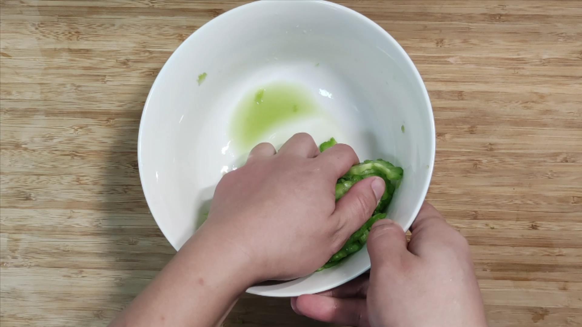 苦瓜怎么炒才不苦好吃,苦瓜要怎么炒才好吃又不苦