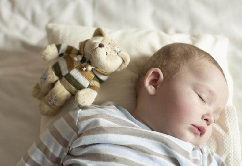 为什么婴儿喜欢歪头睡,婴儿为什么喜欢歪头喝奶