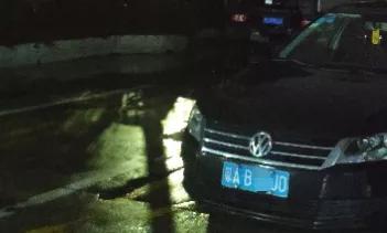 广州俩男子租车来斗门，不料途中熄火竟惹祸上身！警察将其带走回不去还车！