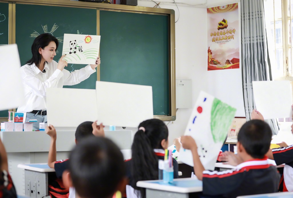 张馨予喝果汁,张馨予误喝剩水