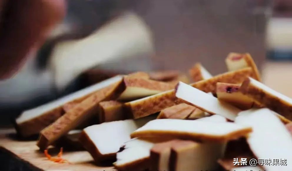 70岁大叔卖自创小吃40年,70岁老人在街边卖美食