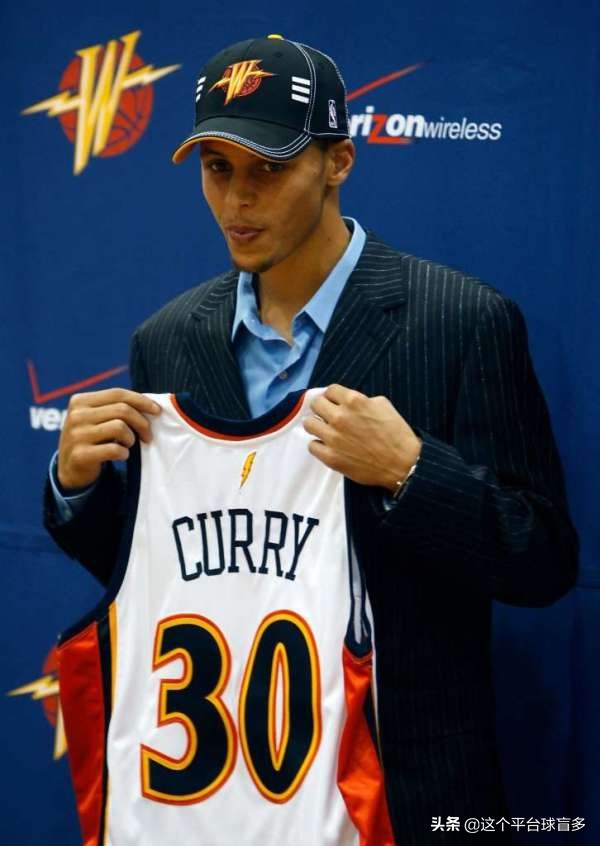 勇士队选择了斯蒂芬库里,勇士库里3年