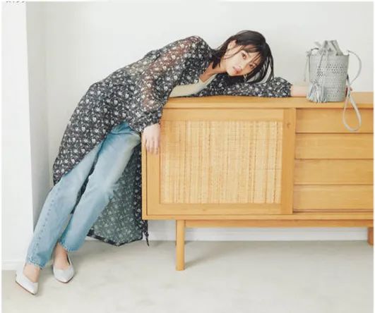 风衣搭碎花裙怎么搭配图,碎花裙搭配乐福鞋好看吗