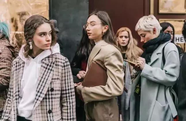 又好看也简单的大衣系法,火到烂大街的大衣时尚的穿搭方法