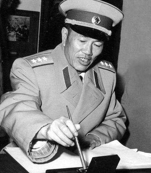 邓华缴获五箱“白金龙烟”，只给主席一支，主席笑他：财不露白啊