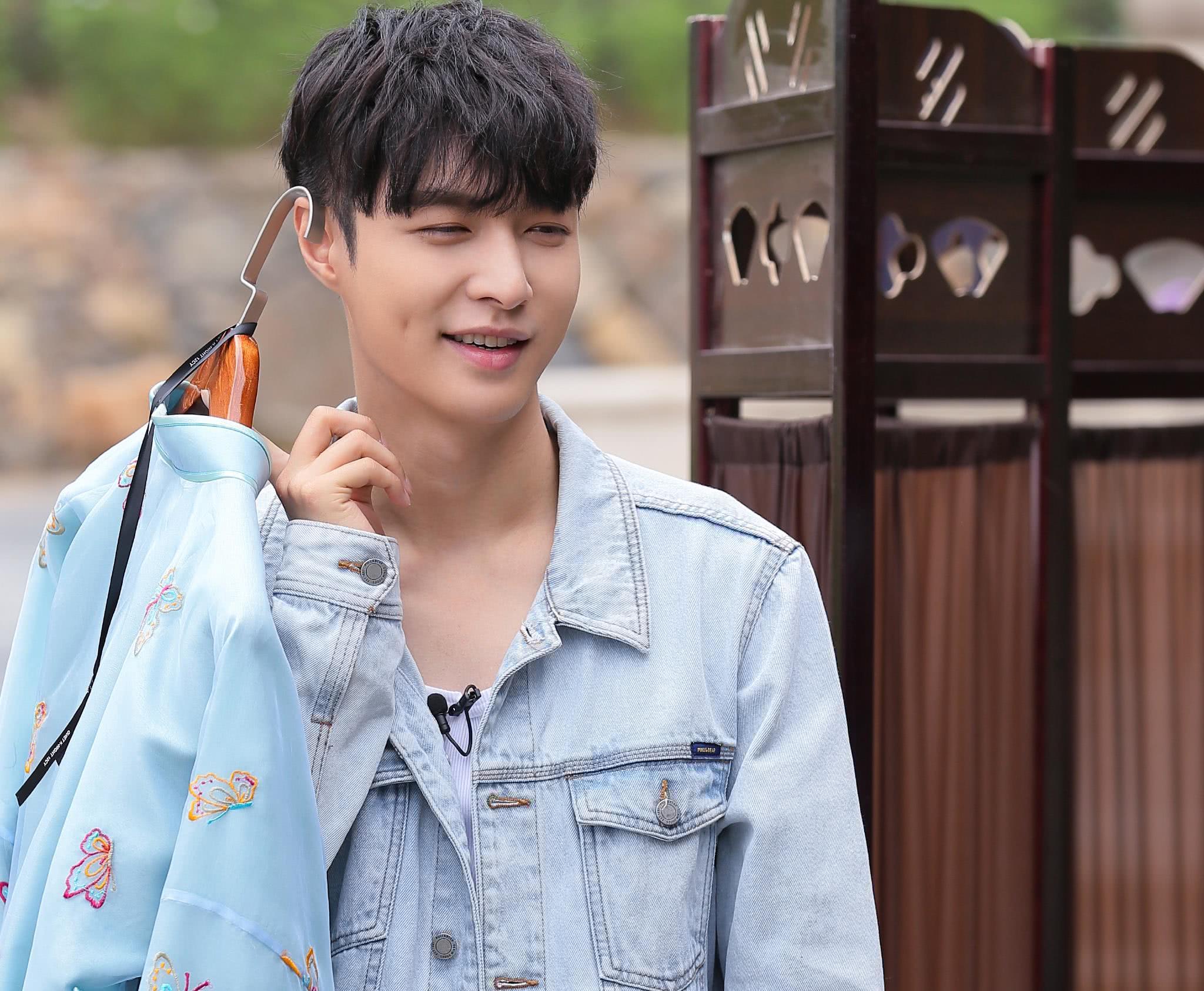 2019exo张艺兴朴灿烈,exo朴灿烈从后背抱住张艺兴