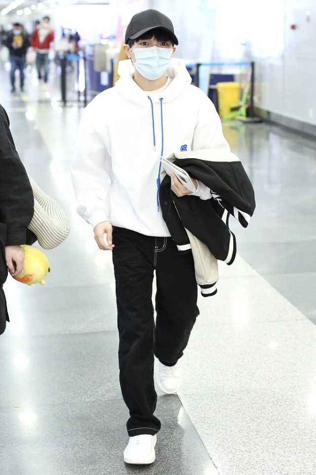 周深服装搭配牛仔服,周深牛仔裤穿衣搭配图