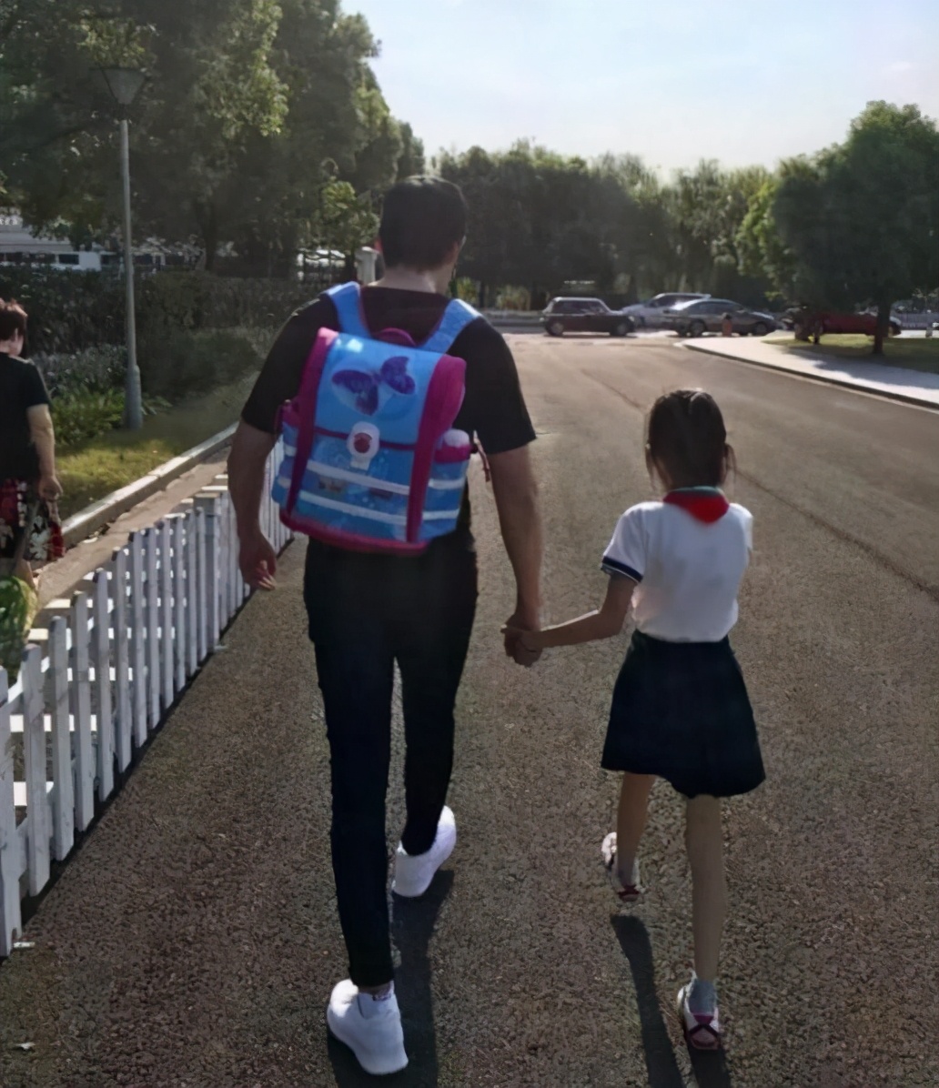 家长为什么会给孩子背书包,家长该不该帮孩子背书包