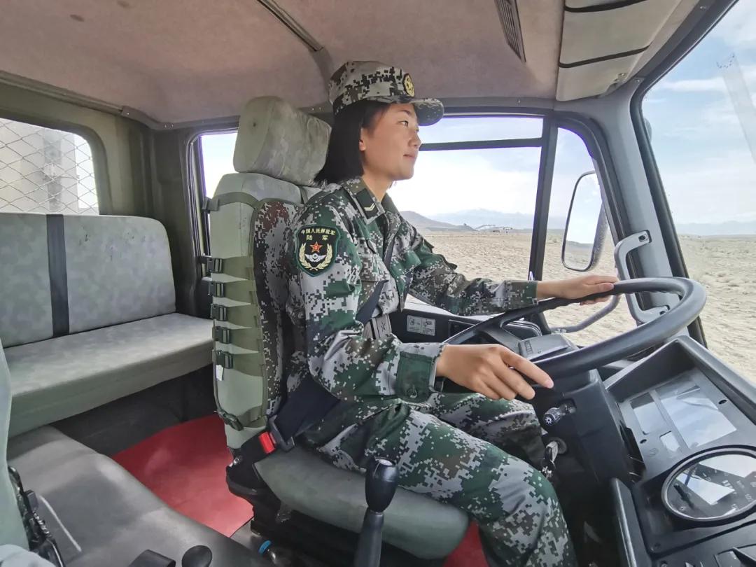女兵开11吨特种车,女兵白萌