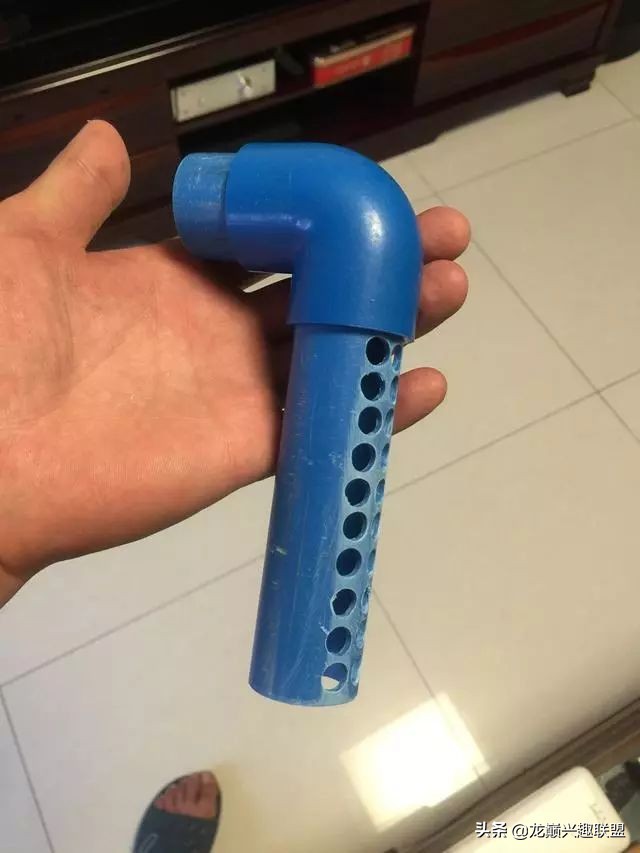 垃圾桶旁边的四方鱼缸，捡回去养了一缸金鱼，别说还挺不错