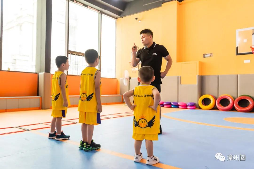 万达附近室内篮球班,万达金街二楼儿童篮球