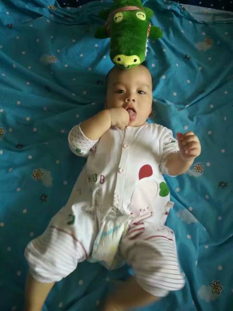 3岁小孩老是咬手指咬手臂,3岁小孩喜欢咬玩具