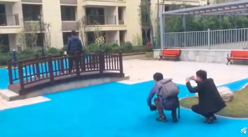 裸眼4D塑胶人工湖、水泥地上种草皮,开发商那些骚断腰的迷惑行为