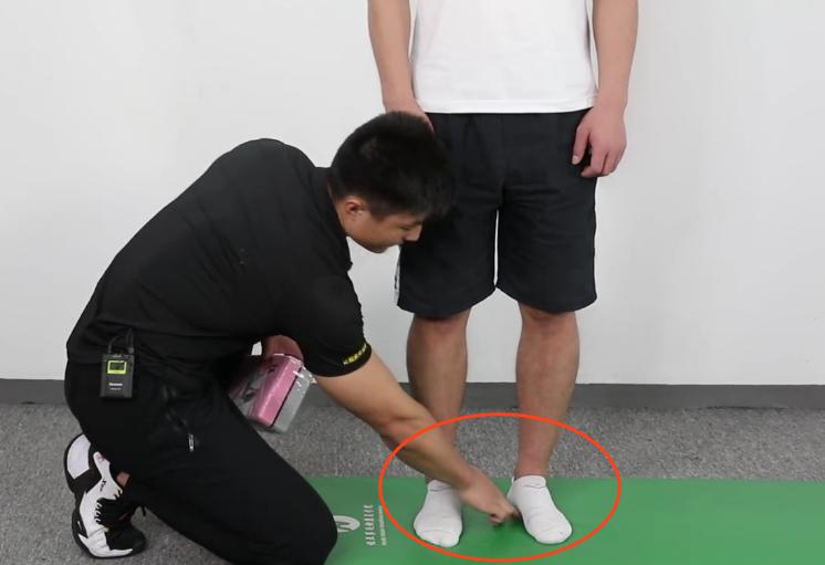 躺在床上矫正小腿外翻,小腿外翻如何矫正和站立