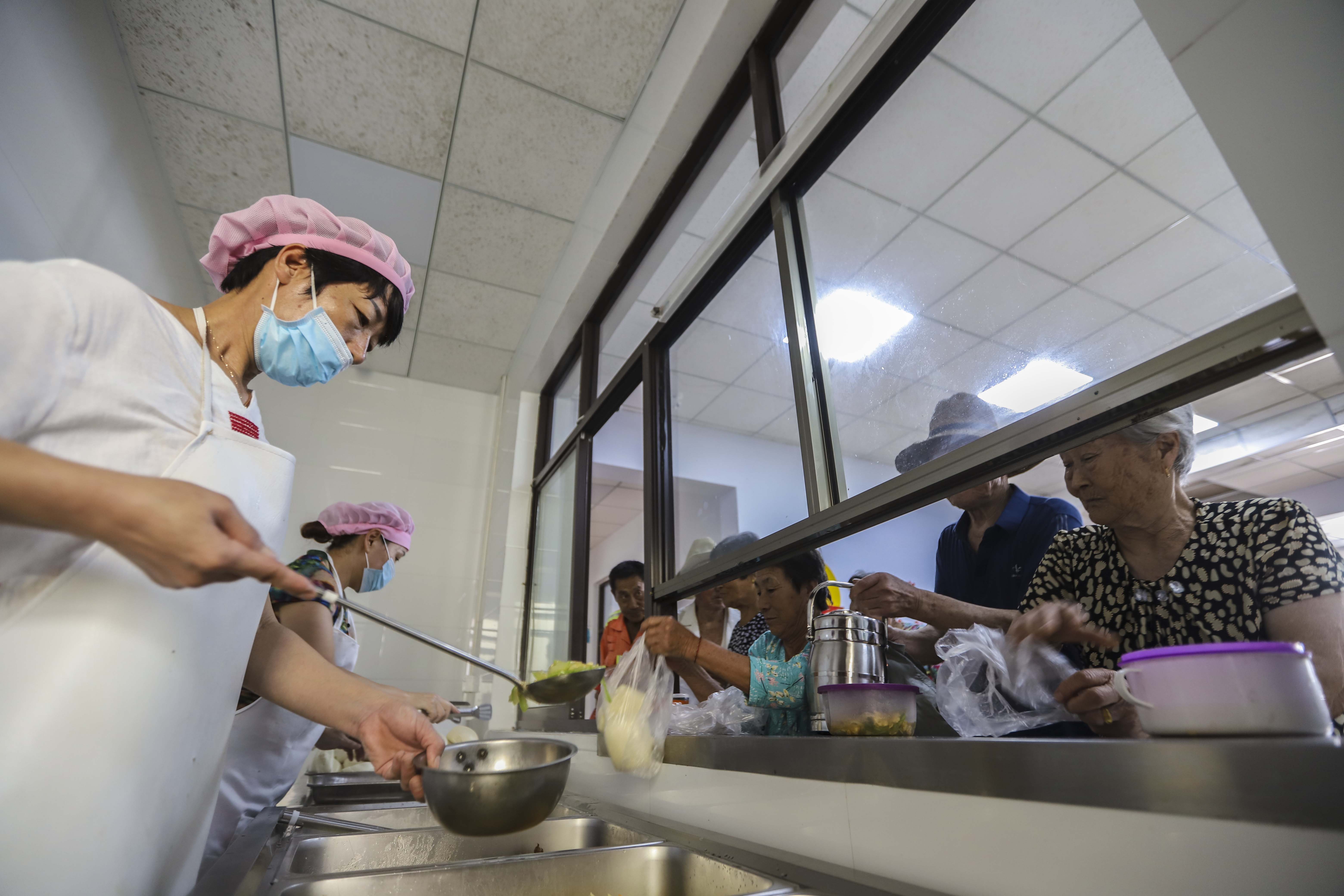 探访泊里镇董*庄大**社区，感受居家养老服务中心荡漾的爱意和欢乐