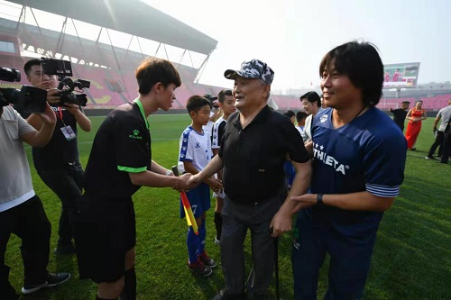 中国足球老运动员们踢友谊赛,中国足球球迷助威