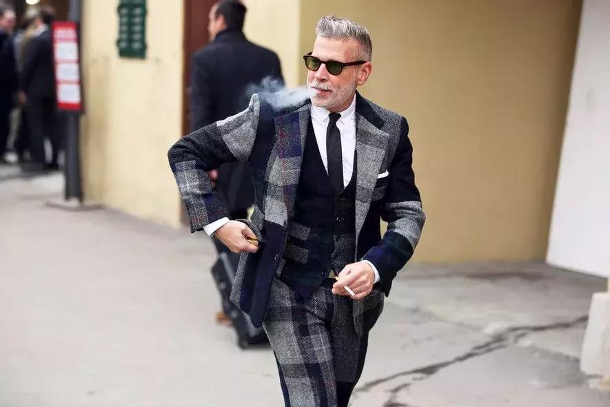 看惯了普通穿搭,字母西装和纯色西装哪个洋气减龄