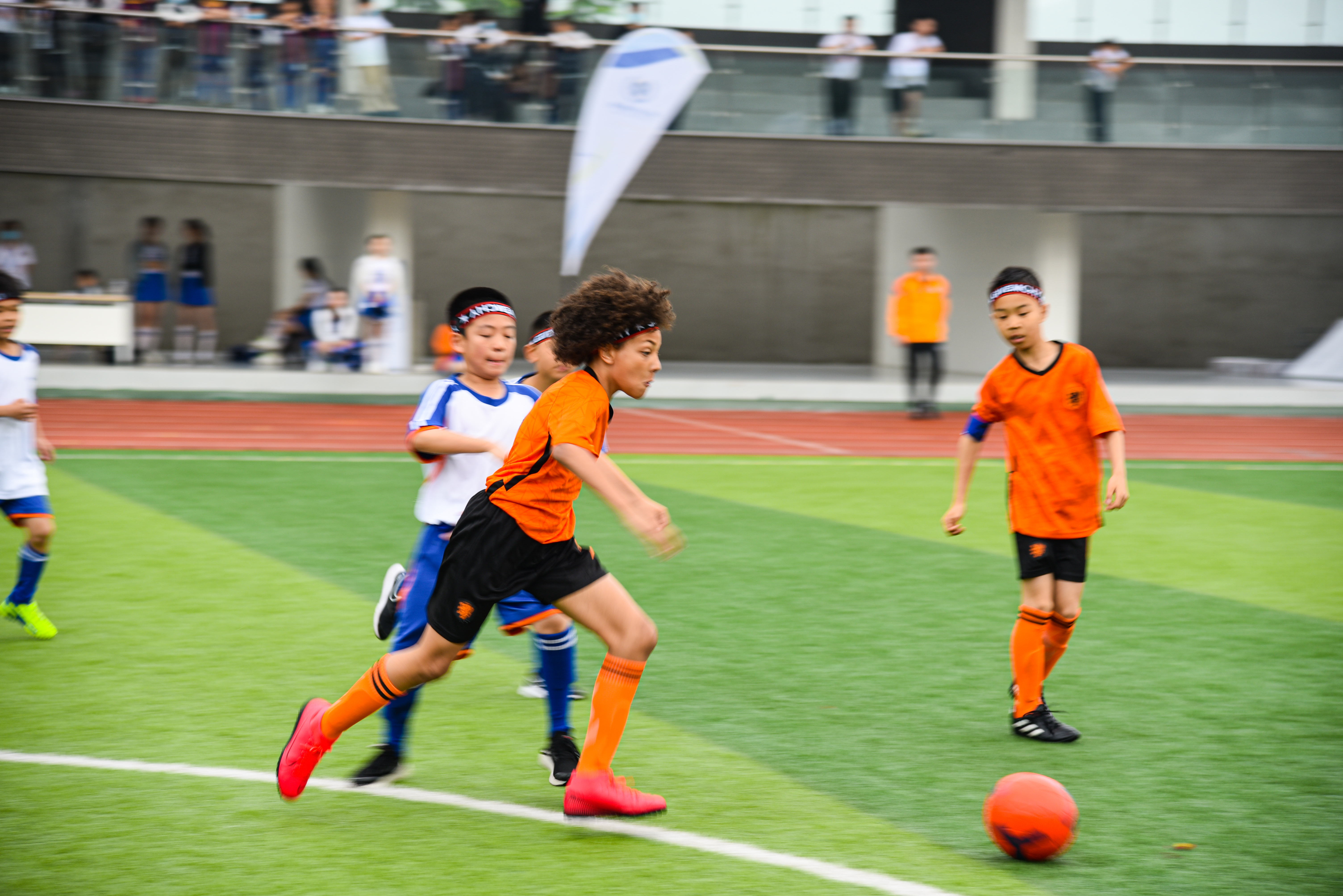 这所最美的“水墨校园”迎来首届足球春季联赛！AC米兰球星都来了