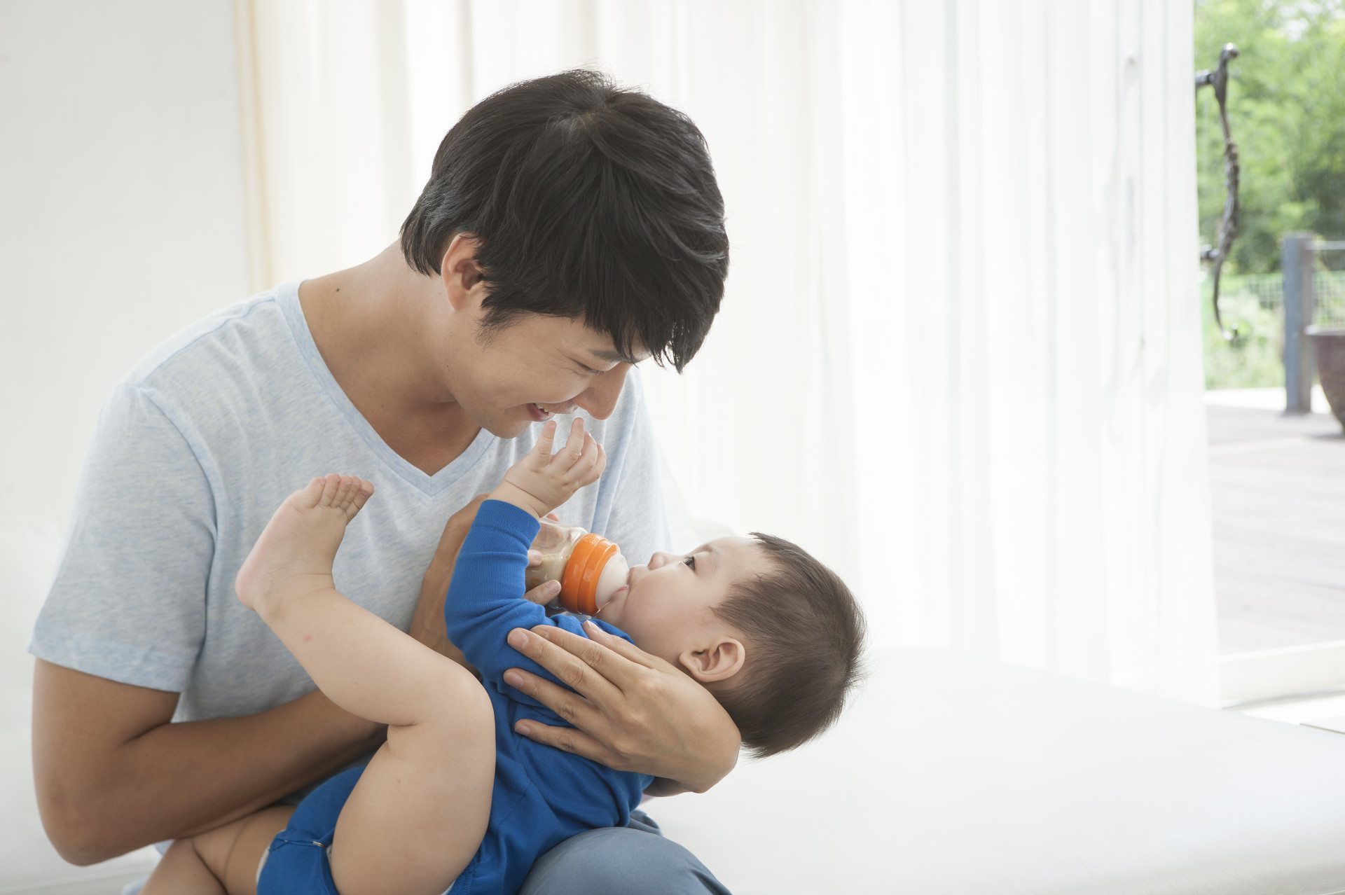 婴儿吃奶时为啥扭来扭去还哼唧？4个“语言信号”，新手爸妈了解