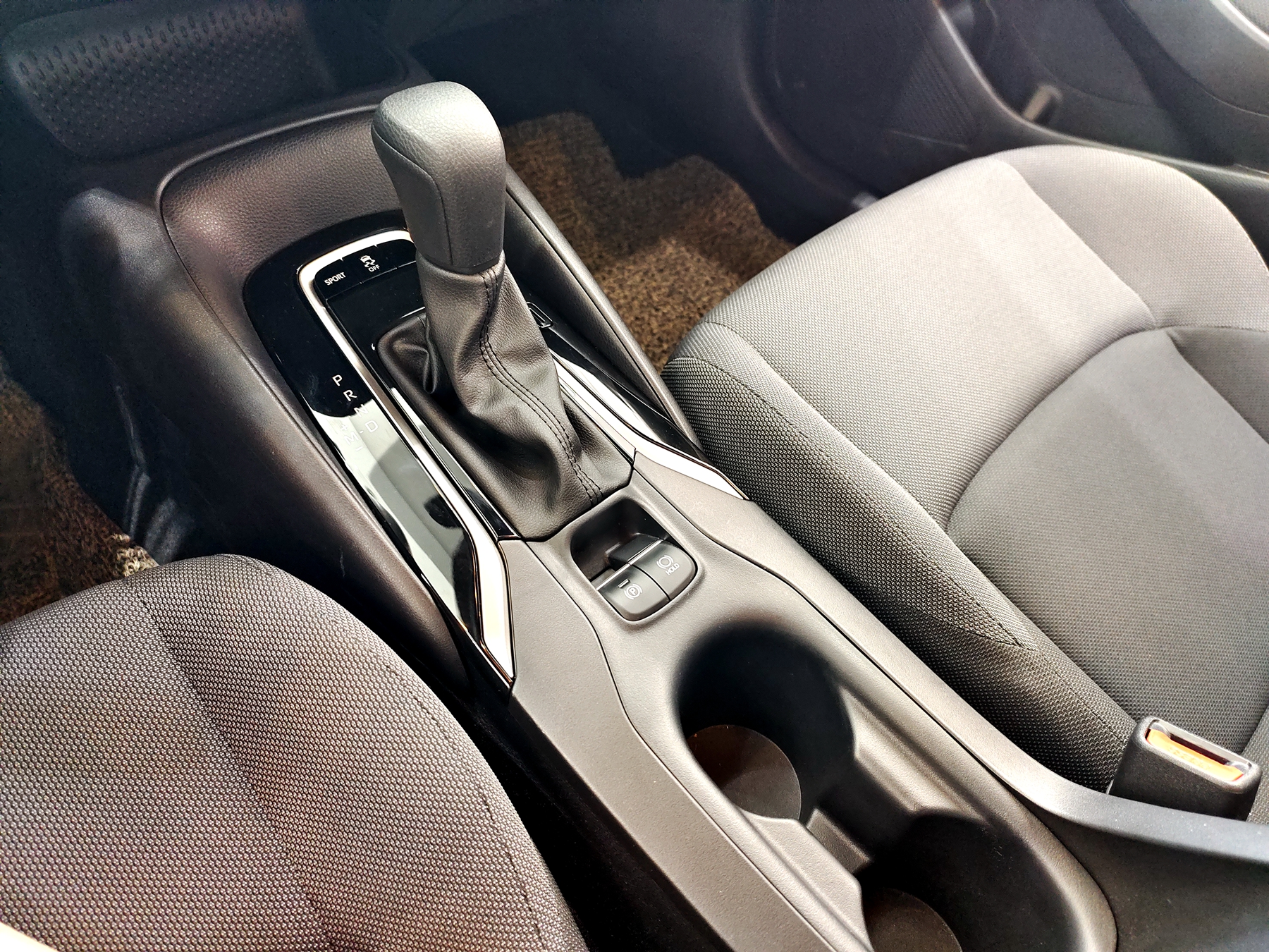 丰田雷凌1.5l三缸最低配,丰田雷凌1.5进取版实拍