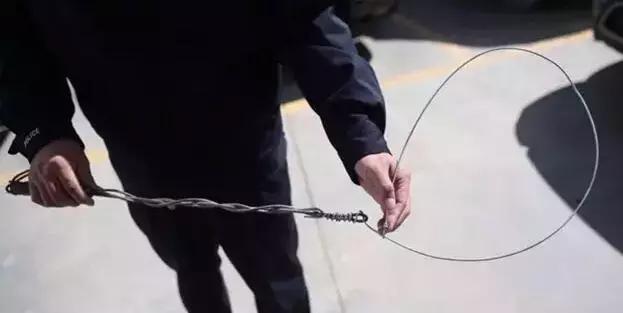 狗贩给狗狗灌水,狗贩给狗灌水