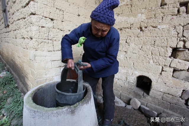 农村过去水井里，为什么总要养几条小鱼，挑水时候先看看鱼再挑？