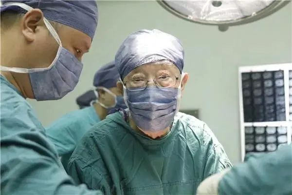 致敬吴孟超中国肝胆外科之父,中国肝胆外科之父吴孟超逝世