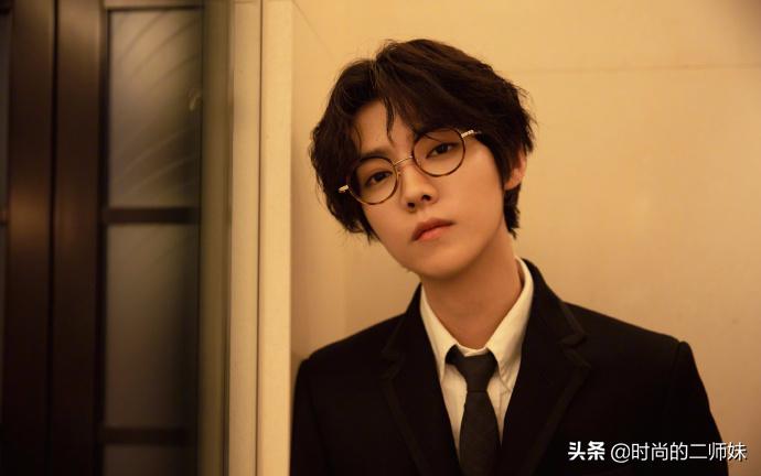 鹿晗这身贵公子打扮不得不夸！中分小卷+眼镜杀，帅起来真要命