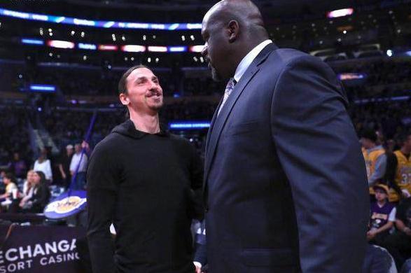 足球明星面对篮球明星,易建联姚明再度同框相互微笑感人