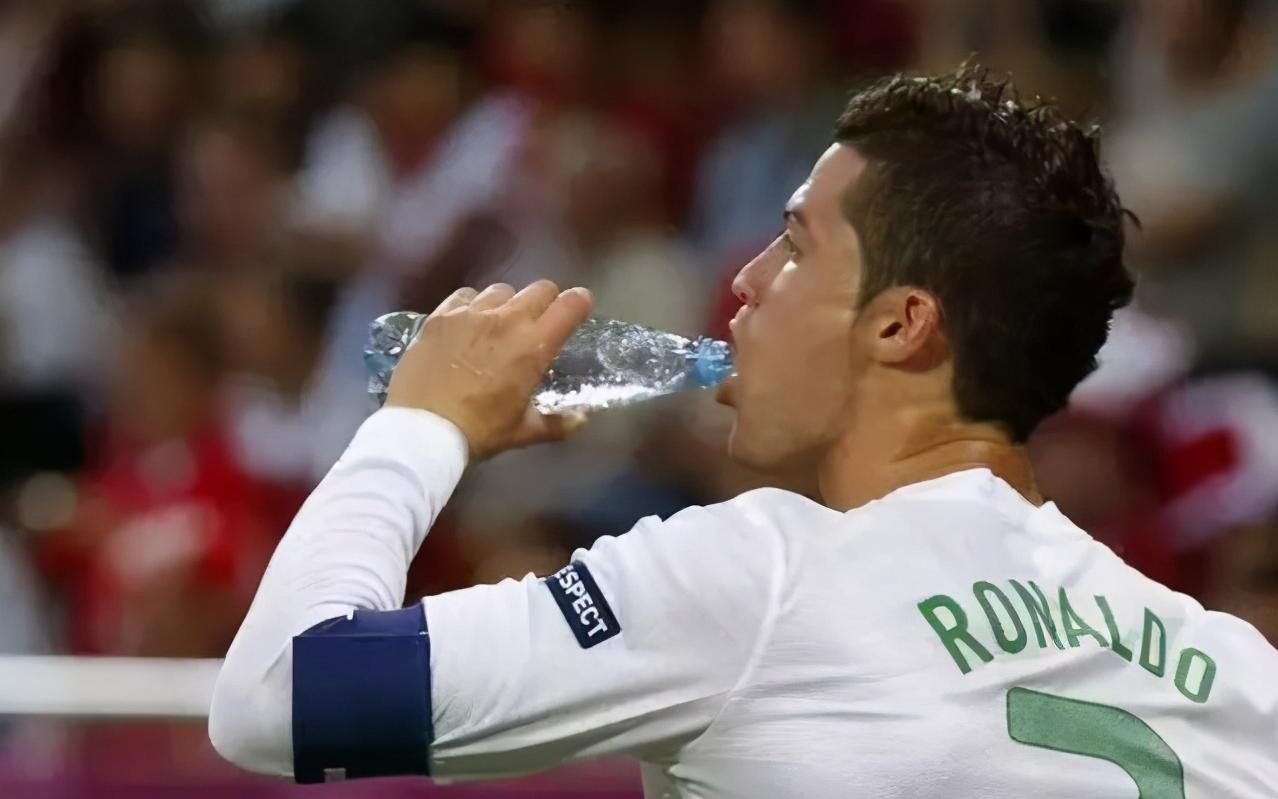 踢完足球后如何补充营养,足球运动员吃什么补充体力的