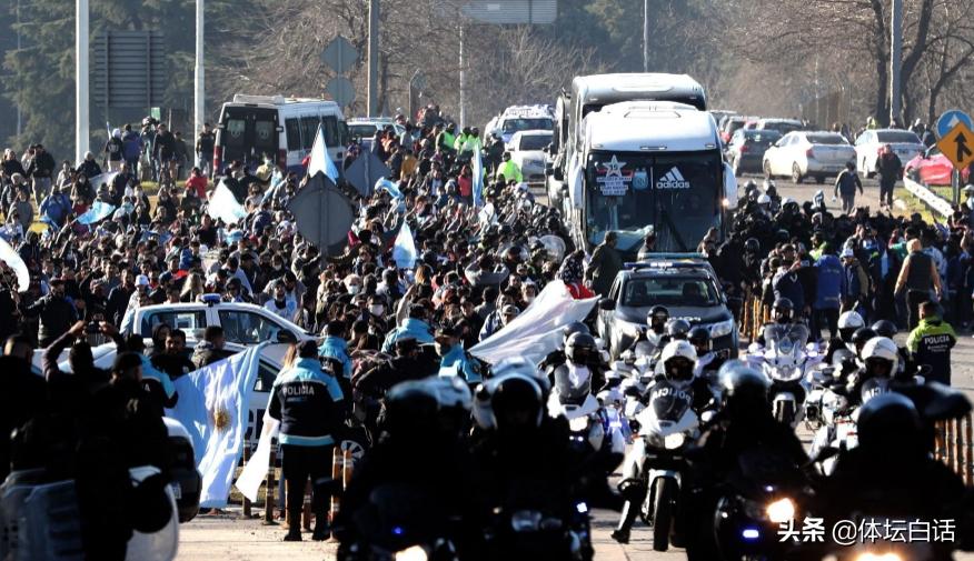 梅西亲吻大力神杯全场沸腾,梅西三个儿子帮梅西颁进金球奖