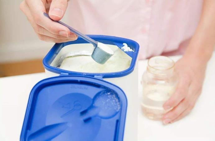 婴儿奶粉0-6个月冲泡,喝奶粉的宝宝晚上冲泡奶粉小妙招