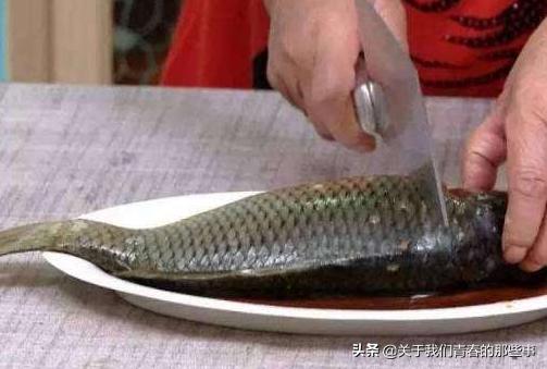 怎么用菜刀刮鱼鳞,用刀除鱼鳞