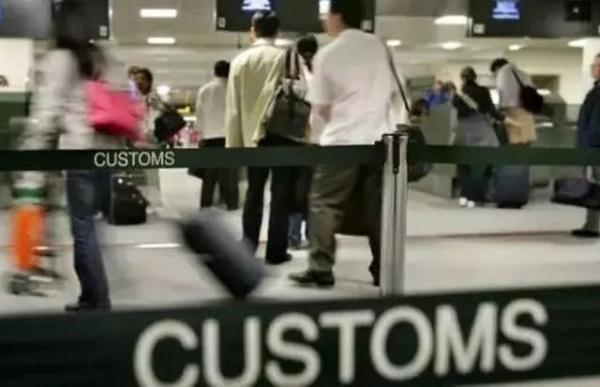 留学生被查手机,留学生在机场被拘捕