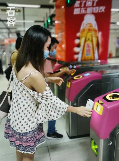 麦克风后面的人：太痛苦的时候，我们不写脱口秀